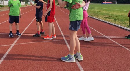 Percorso motorio con coni e ostacolini per bambini