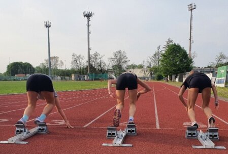 Frame di allenamento in pista con ragazzi e allenatore