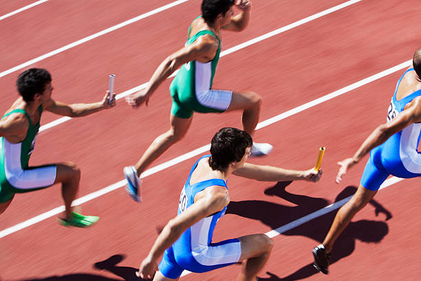 Allenatore che segue un giovane atleta durante un esercizio